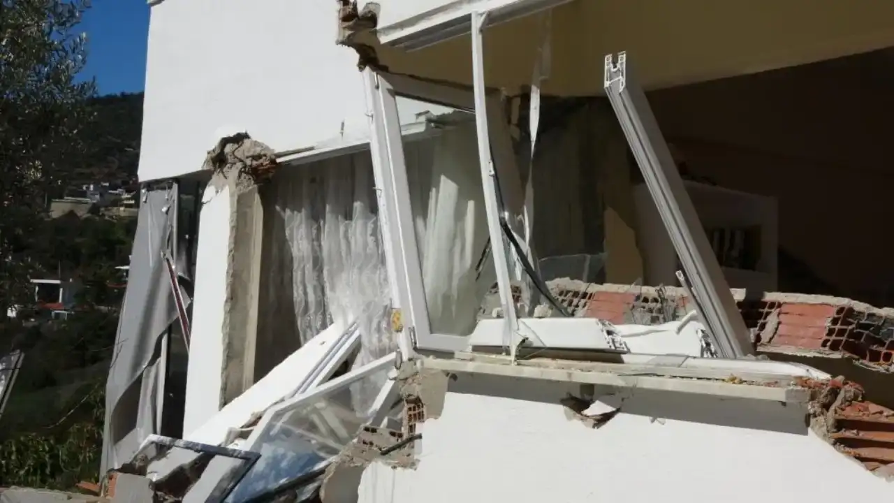 alanyada-saganak-sonrasi-heyelan-meydana-geldi-zemini-coken-3-bina-tahliye-edildi