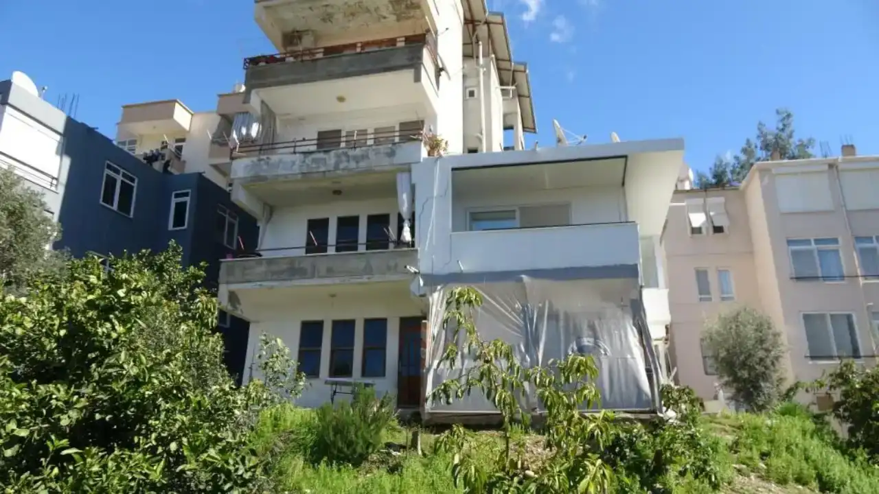 alanyada-saganak-sonrasi-heyelan-meydana-geldi-zemini-coken-3-bina-tahliye-edildi