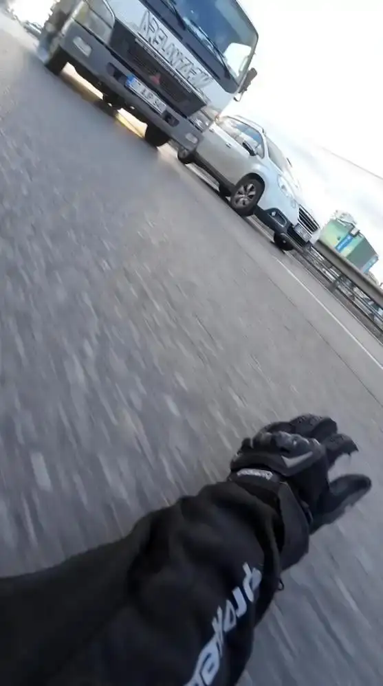 antalyada-motokurye-olumle-burun-buruna-geldi-kamyonetten-sarkan-ip-can-aliyordu