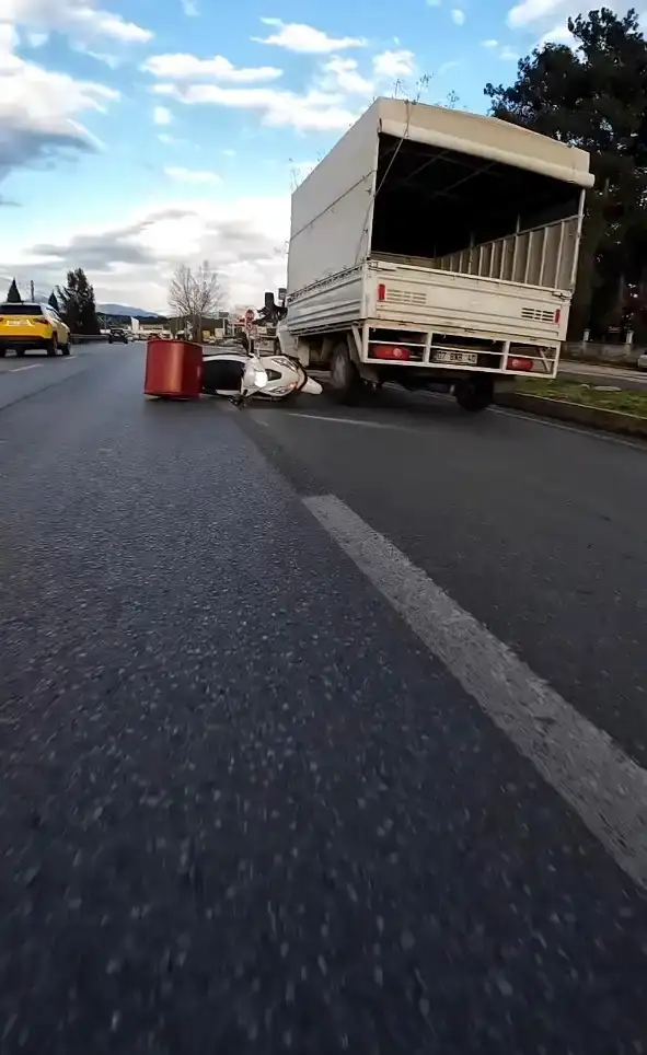 antalyada-motokurye-olumle-burun-buruna-geldi-kamyonetten-sarkan-ip-can-aliyordu