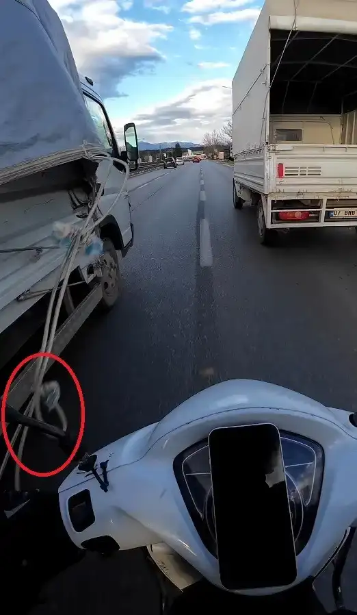 antalyada-motokurye-olumle-burun-buruna-geldi-kamyonetten-sarkan-ip-can-aliyordu