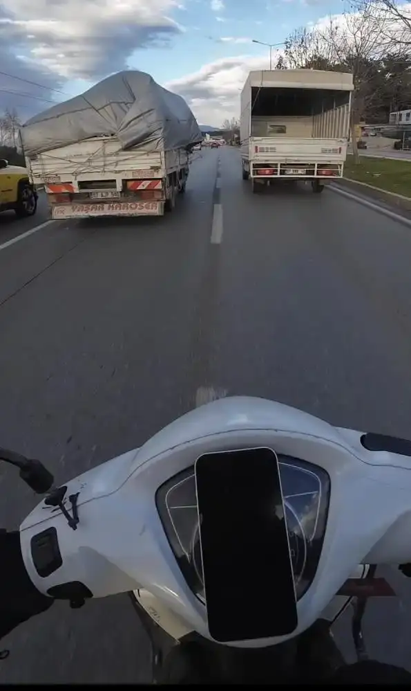 antalyada-motokurye-olumle-burun-buruna-geldi-kamyonetten-sarkan-ip-can-aliyordu