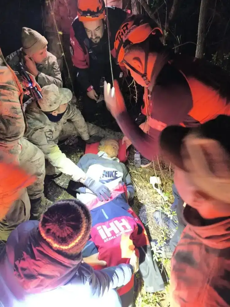 alanyada-saatlerce-kayip-olan-yasli-adam-ormanda-bitkin-halde-bulundu