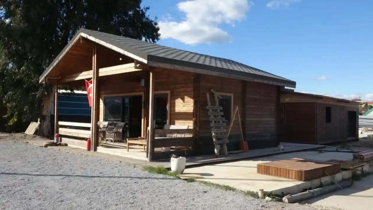 antalyada-musteri-sandigi-kisi-tarafindan-silahli-saldiriya-ugradi