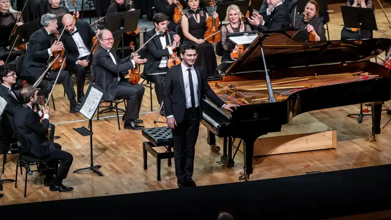 antalyada-romantik-bir-gece-genc-virtuoz-kaan-baysal-akmde-buyuledi