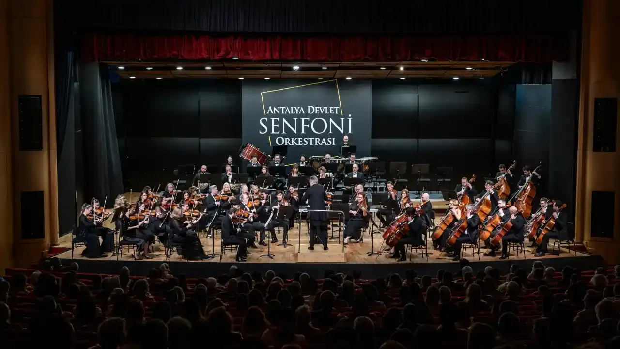 antalyada-romantik-bir-gece-genc-virtuoz-kaan-baysal-akmde-buyuledi