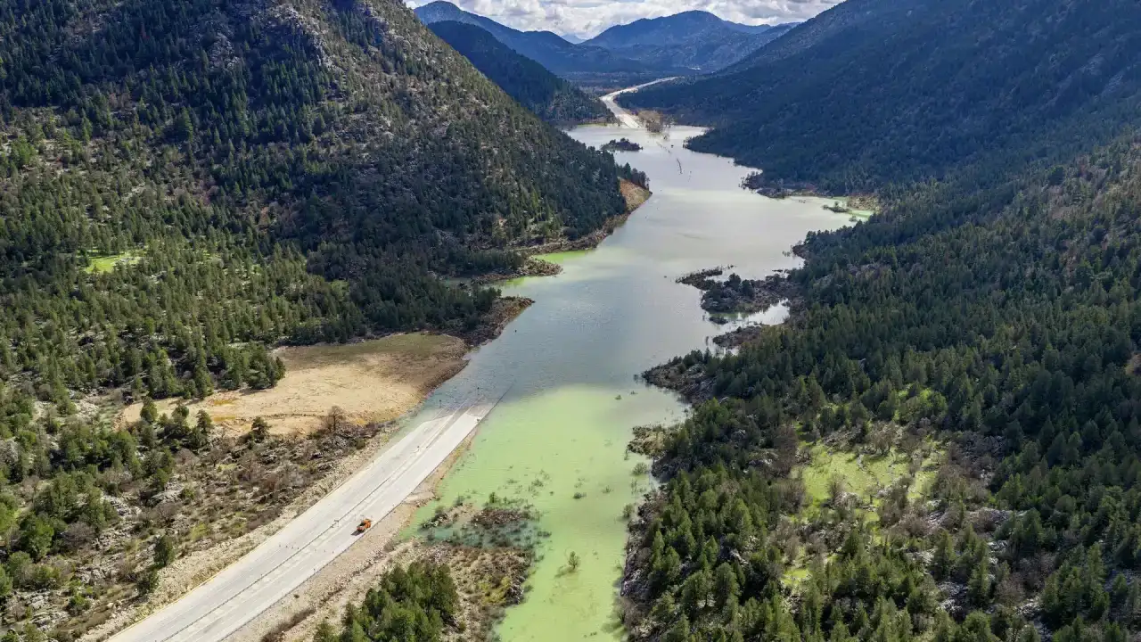 gole-donen-antalya-konya-yolunda-bolgede-su-yok-denildi-uydu-aksini-gosterdi