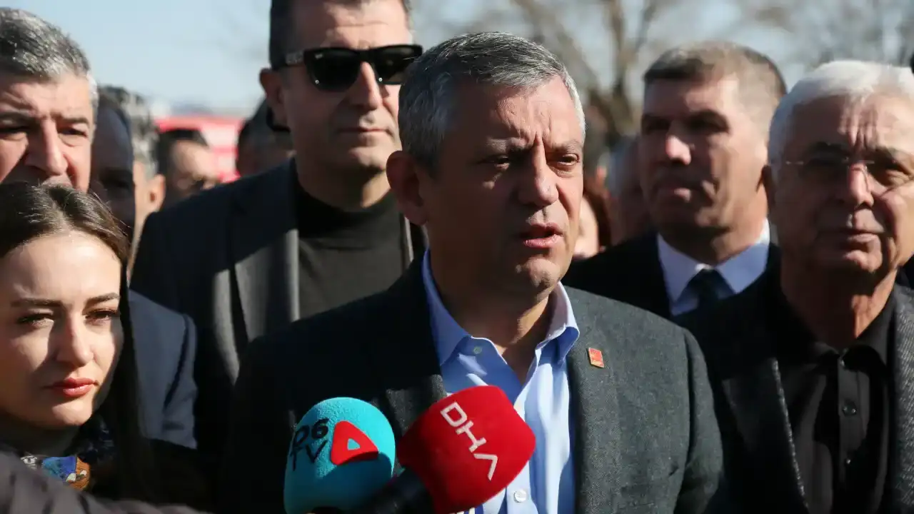 gozaltindaki-tanju-ozcana-ozgur-ozel-antalyadan-destek-verdi