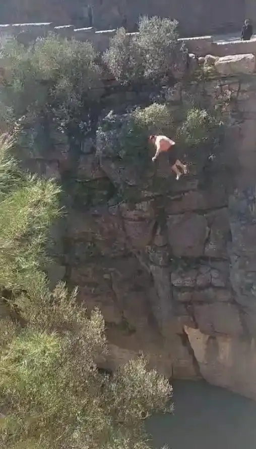 manavgattaki-tarihi-oluk-koprusunden-tehlikeli-atlayis-20-metreden-atladi