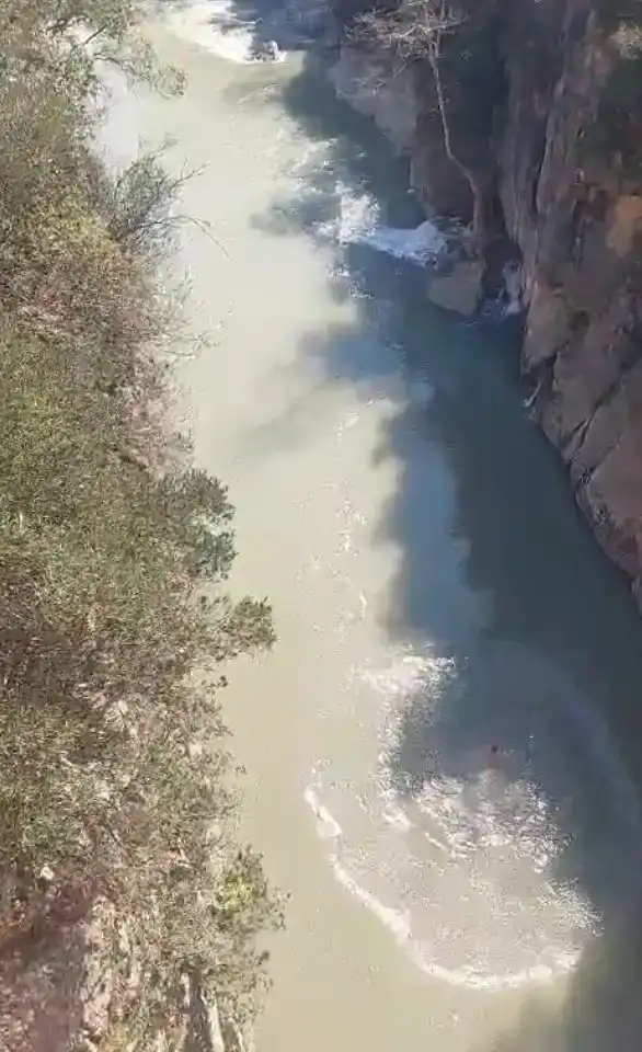 manavgattaki-tarihi-oluk-koprusunden-tehlikeli-atlayis-20-metreden-atladi