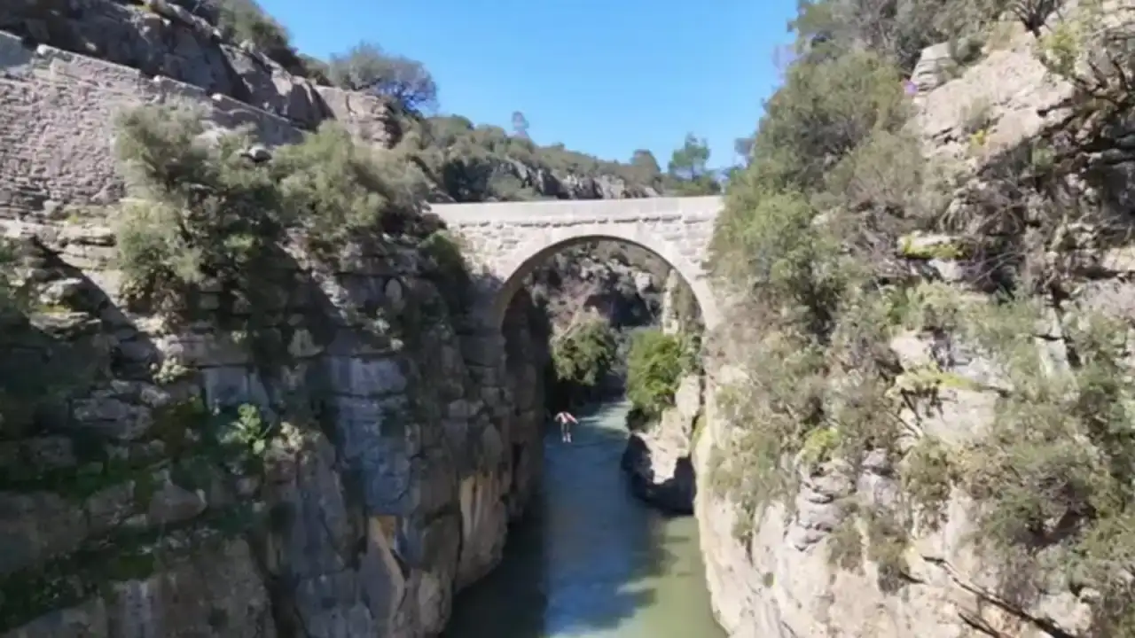 manavgattaki-tarihi-oluk-koprusunden-tehlikeli-atlayis-20-metreden-atladi