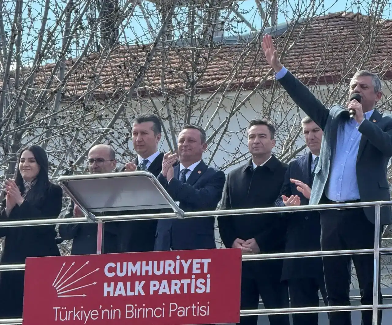 ozgur-ozelden-burdurda-muhittin-bocek-cikisi-bir-kumpasla-bizden-aldilar