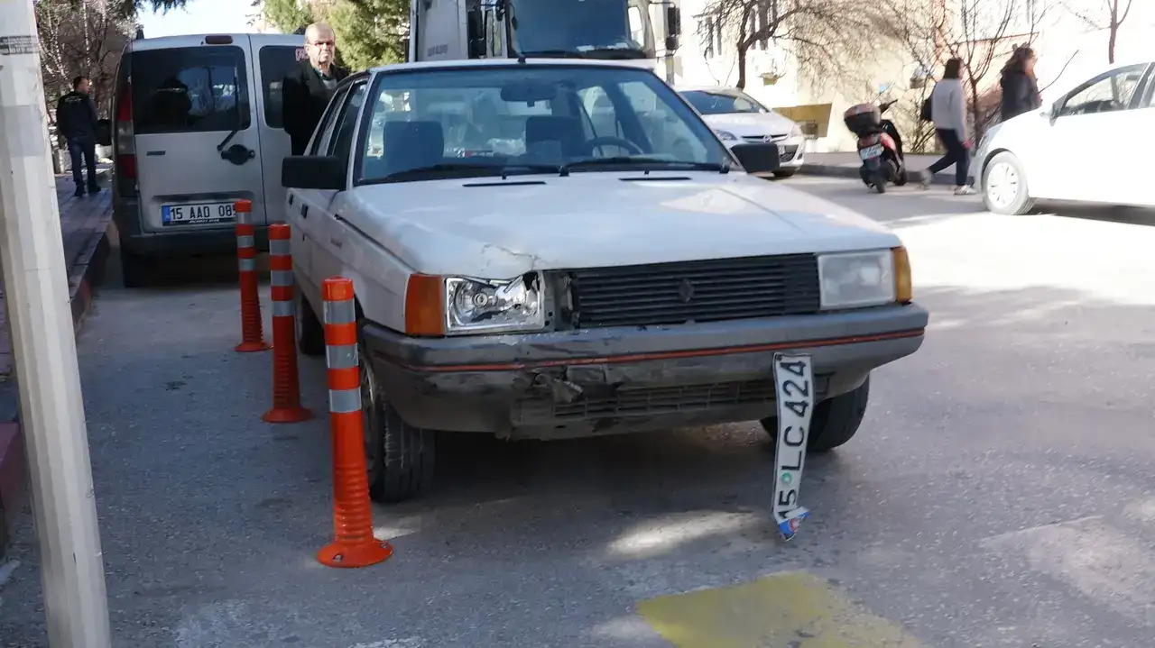 burdurda-ehliyetsiz-surucu-polisten-kacti-ters-yonde-kaza-yapti