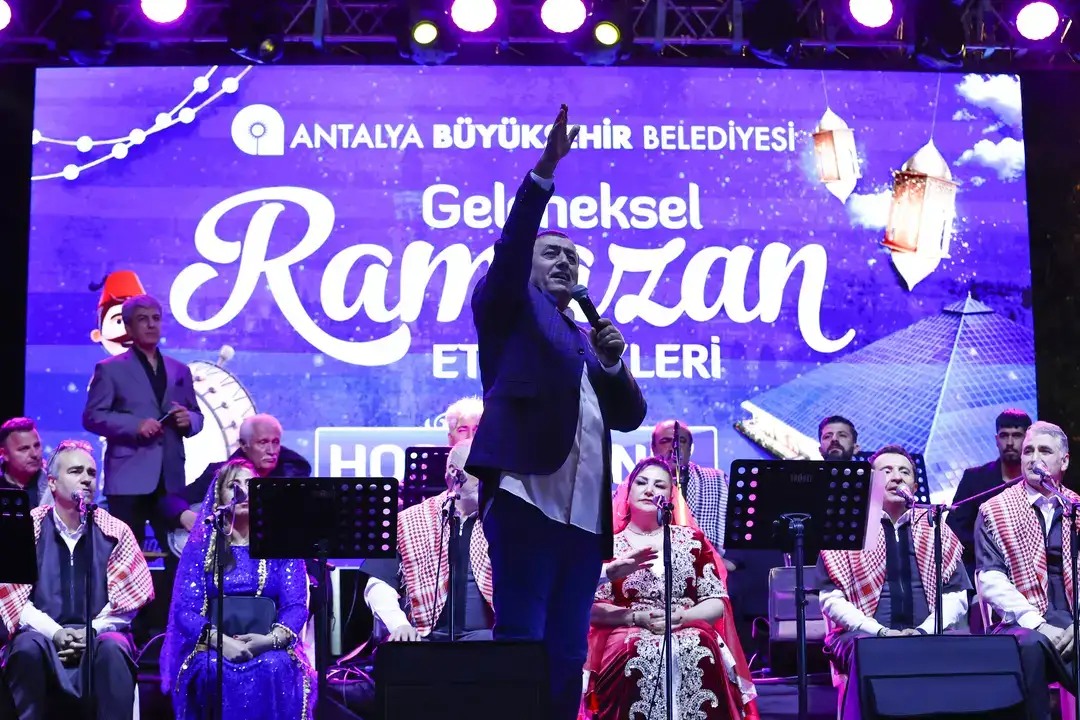 cam-piramitte-mahmut-tuncer-ve-guler-isiktan-turku-ziyafeti