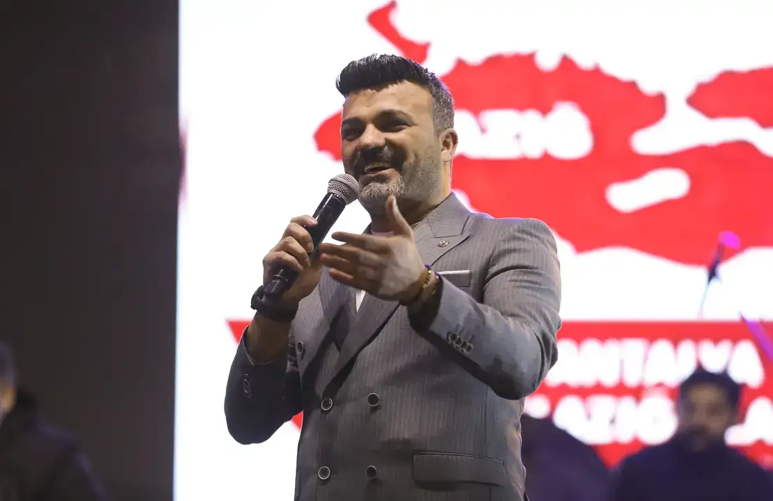 cam-piramitte-mahmut-tuncer-ve-guler-isiktan-turku-ziyafeti