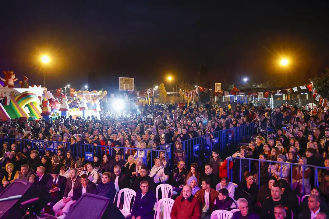 cam-piramitte-mahmut-tuncer-ve-guler-isiktan-turku-ziyafeti