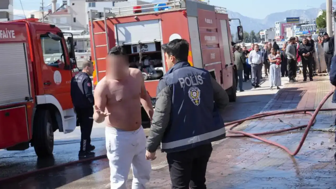 kepezde-park-halindeki-aractan-alevler-yukseldi-iki-arac-yanarak-kule-dondu