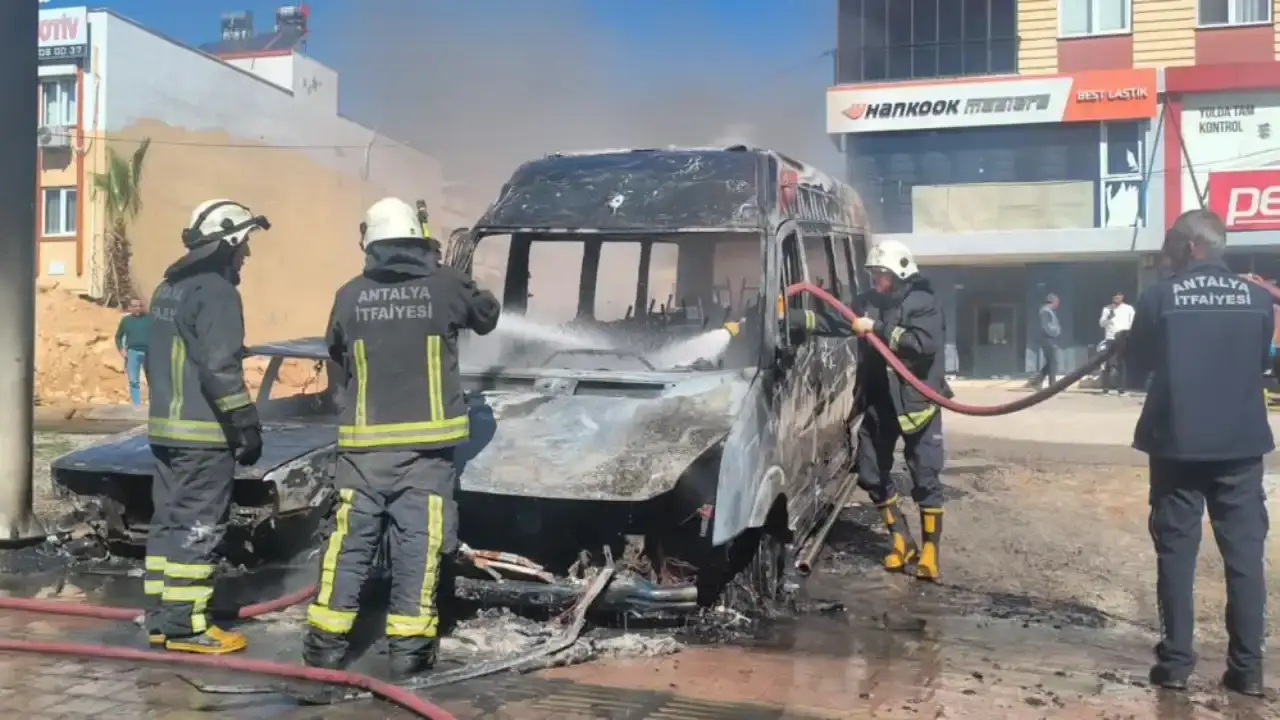 kepezde-park-halindeki-aractan-alevler-yukseldi-iki-arac-yanarak-kule-dondu