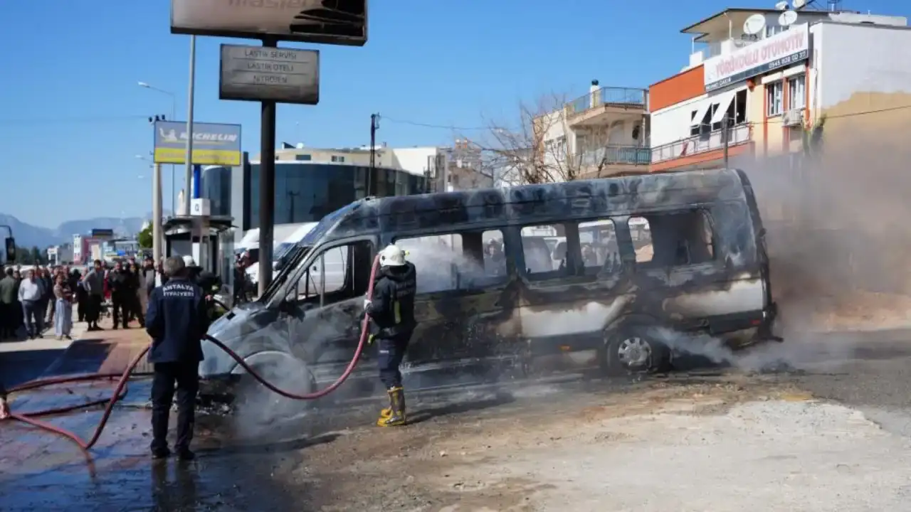 kepezde-park-halindeki-aractan-alevler-yukseldi-iki-arac-yanarak-kule-dondu