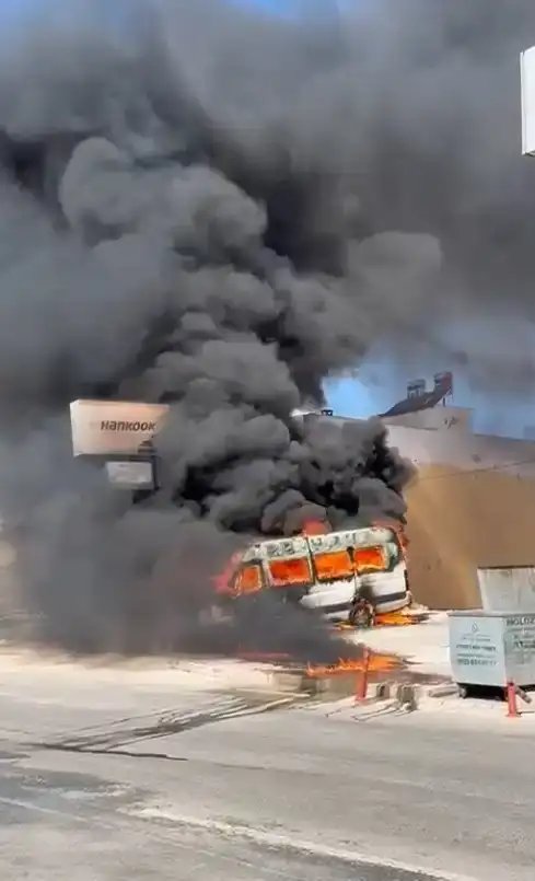 kepezde-park-halindeki-aractan-alevler-yukseldi-iki-arac-yanarak-kule-dondu