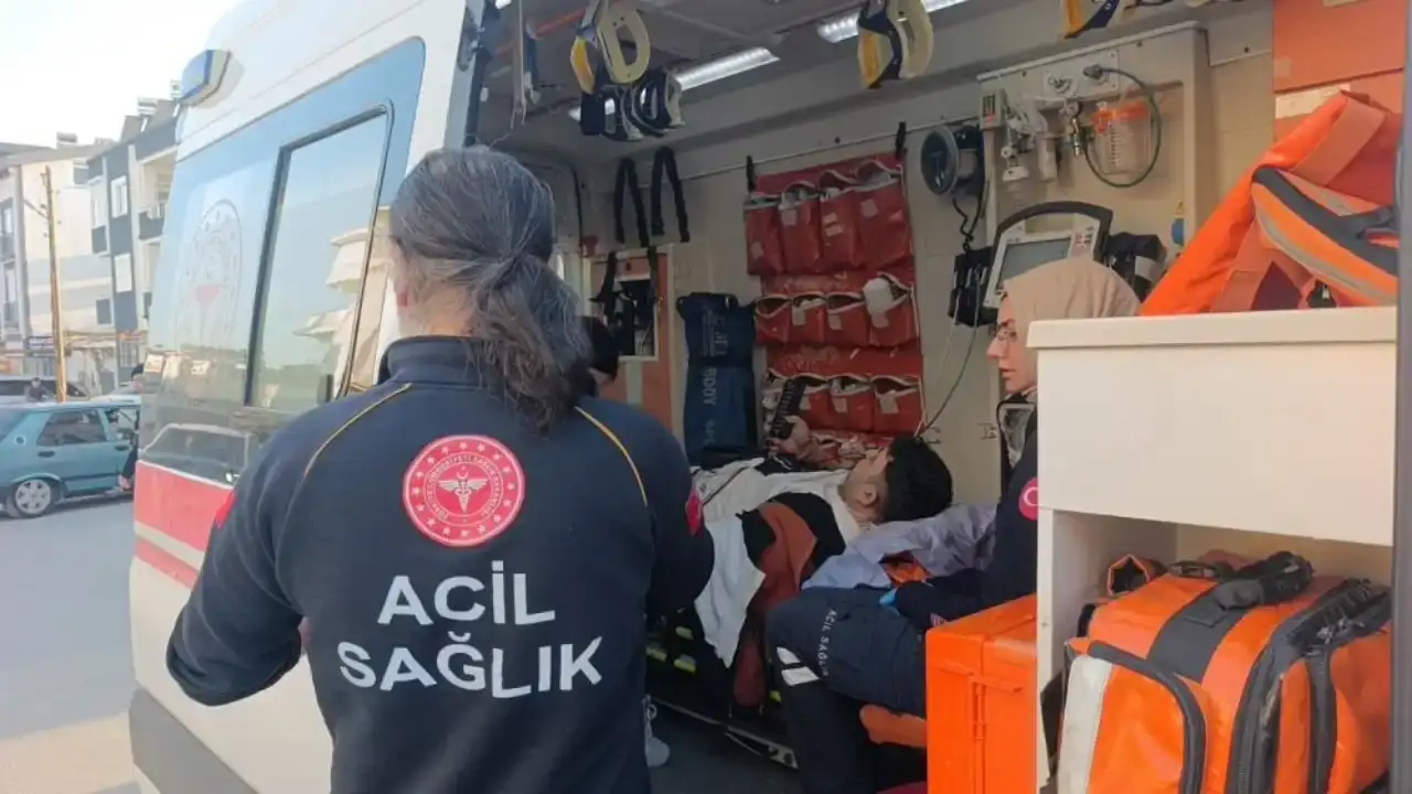 manavgatta-motosiklet-ile-otomobil-carpisti-3-kisi-yaralandi