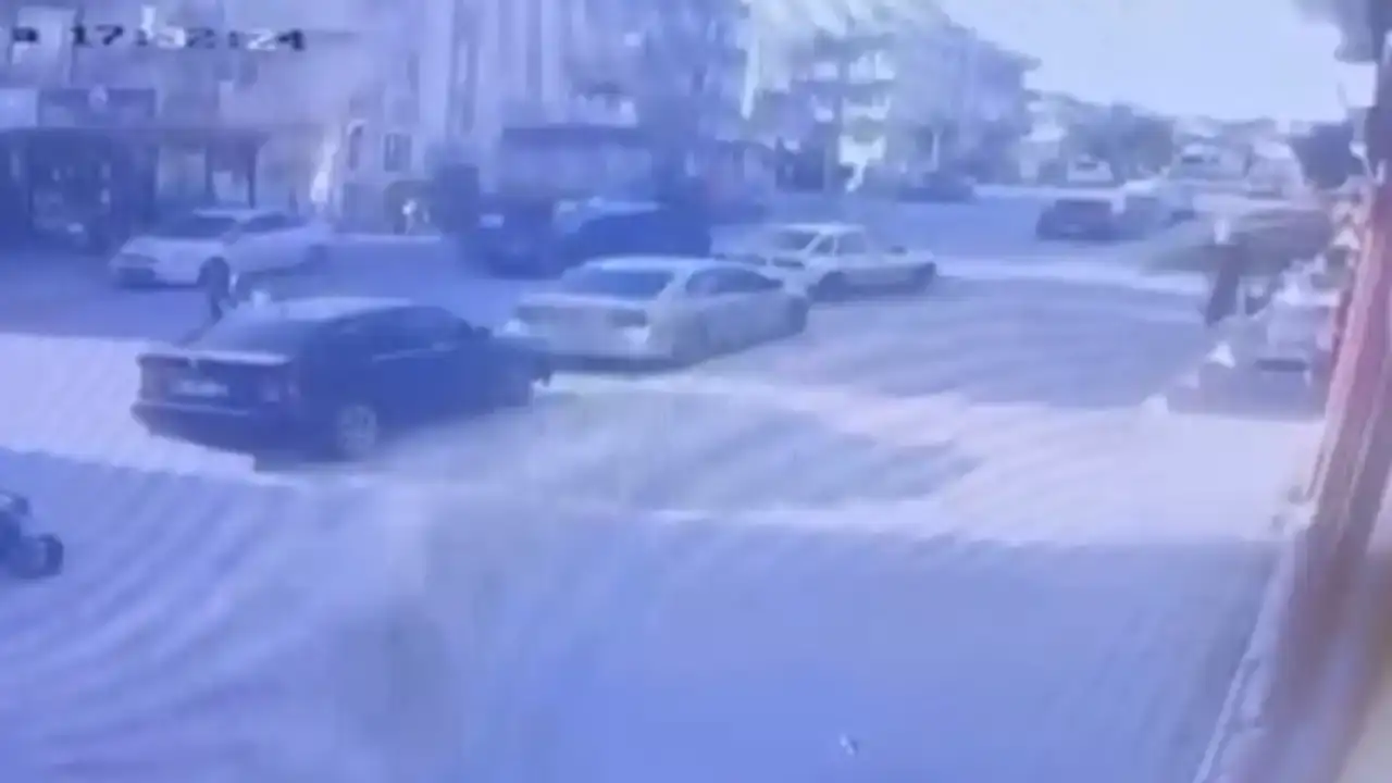 manavgatta-motosiklet-ile-otomobil-carpisti-3-kisi-yaralandi