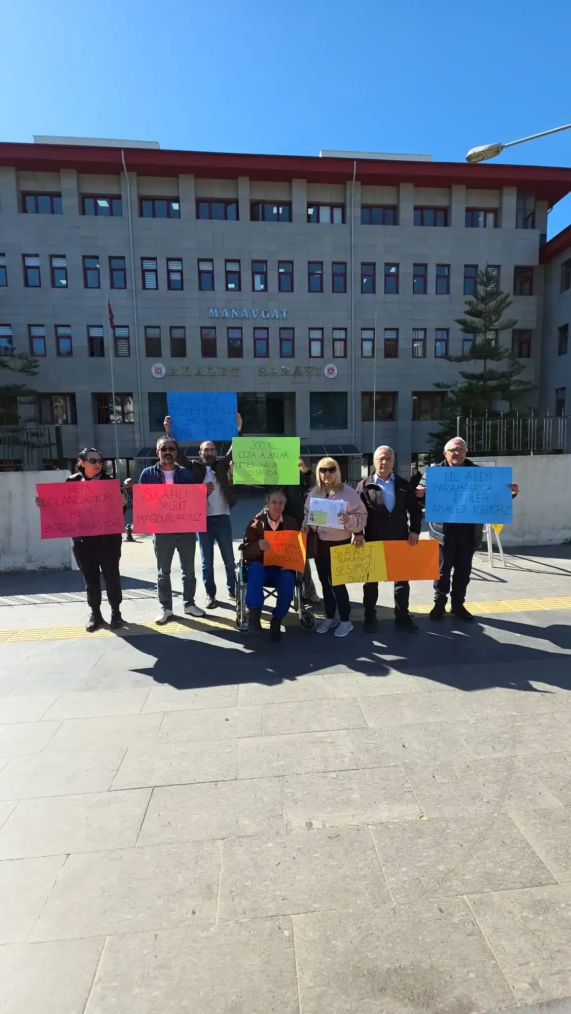 manavgatta-tatil-ve-guven-tuzagi-iddiasi-adliye-onunde-adalet-cagrisi