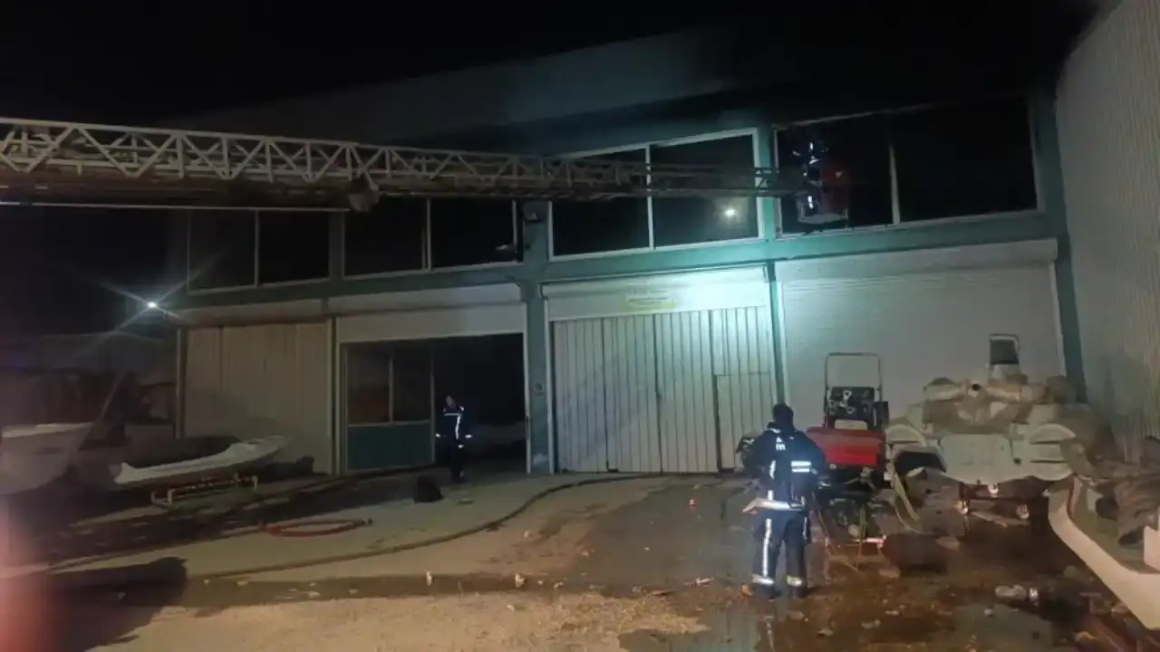 manavgatta-tekne-atolyesinde-korkutan-yangin-1-isci-agir-yaralandi