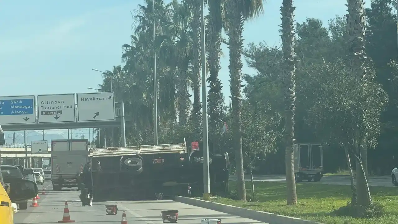 antalya-havalimani-yolunda-kaza-boya-yuklu-kamyonet-devrildi