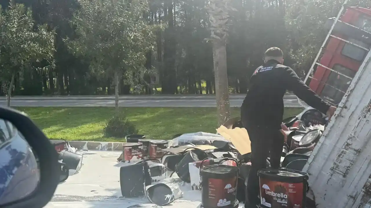 antalya-havalimani-yolunda-kaza-boya-yuklu-kamyonet-devrildi