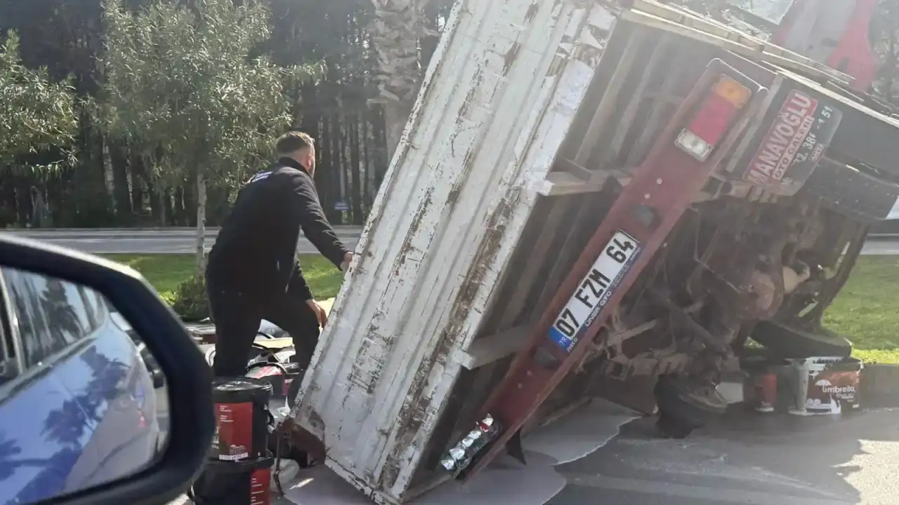 antalya-havalimani-yolunda-kaza-boya-yuklu-kamyonet-devrildi