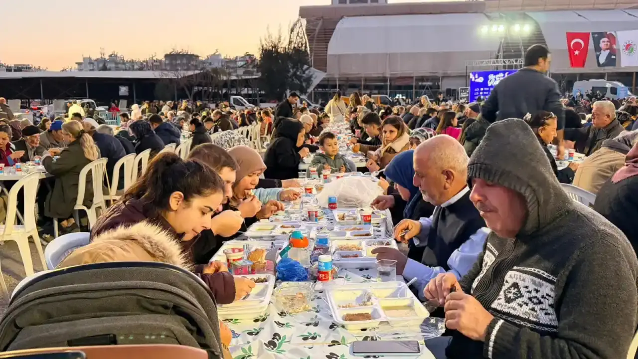 antalyada-ramazan-bereketi-iftar-sofralarinda