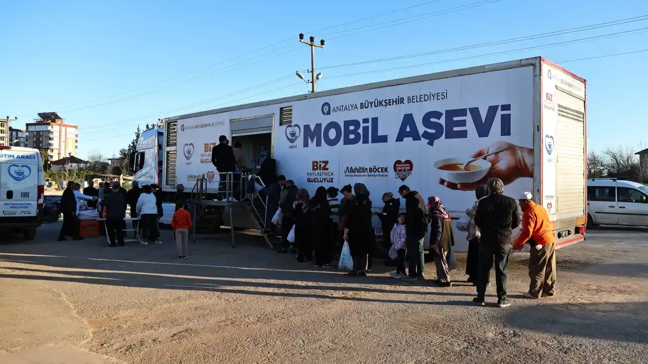 antalyada-ramazan-bereketi-iftar-sofralarinda
