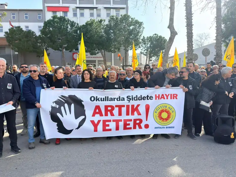 egitim-emekcileri-ayakta-antalyada-fatma-nur-ogretmen-icin-adalet-cigligi