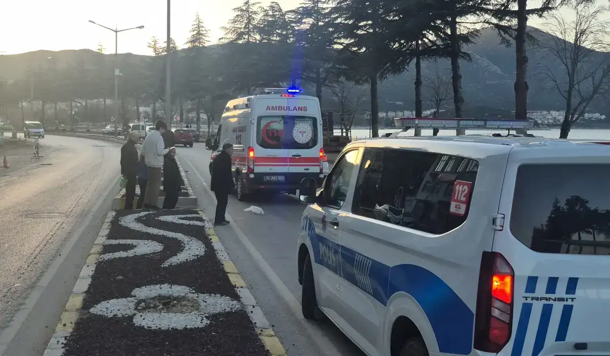 isparta-egirdirde-kiza-arac-carpti-sekerlemeleri-farda-kaldi