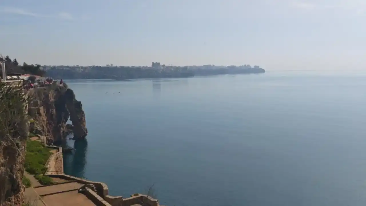 uzman-uyardi-antalya-korfezinde-dev-denizanalari-alarmi-veriyor