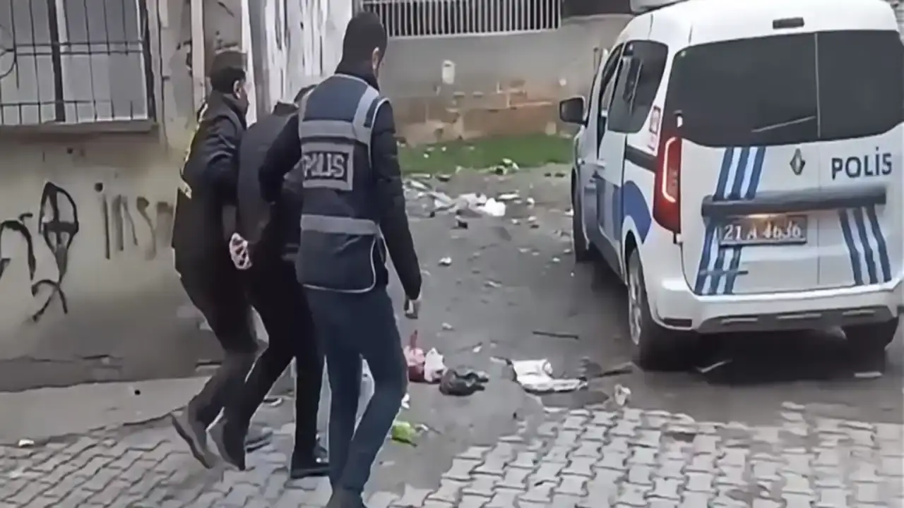 antalya-dahil-14-ilde-sahte-arac-muayene-siteleriyle-dolandiran-orgutlere-operasyon