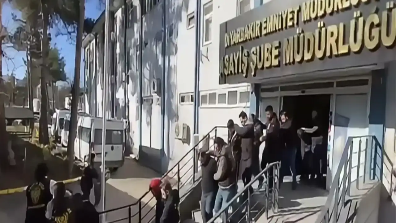 antalya-dahil-14-ilde-sahte-arac-muayene-siteleriyle-dolandiran-orgutlere-operasyon