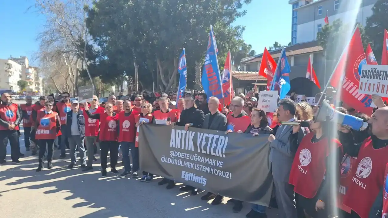 egitim-isten-antalya-milli-egitime-siyah-celenk-can-korkusuyla-calismak-istemiyoruz-4