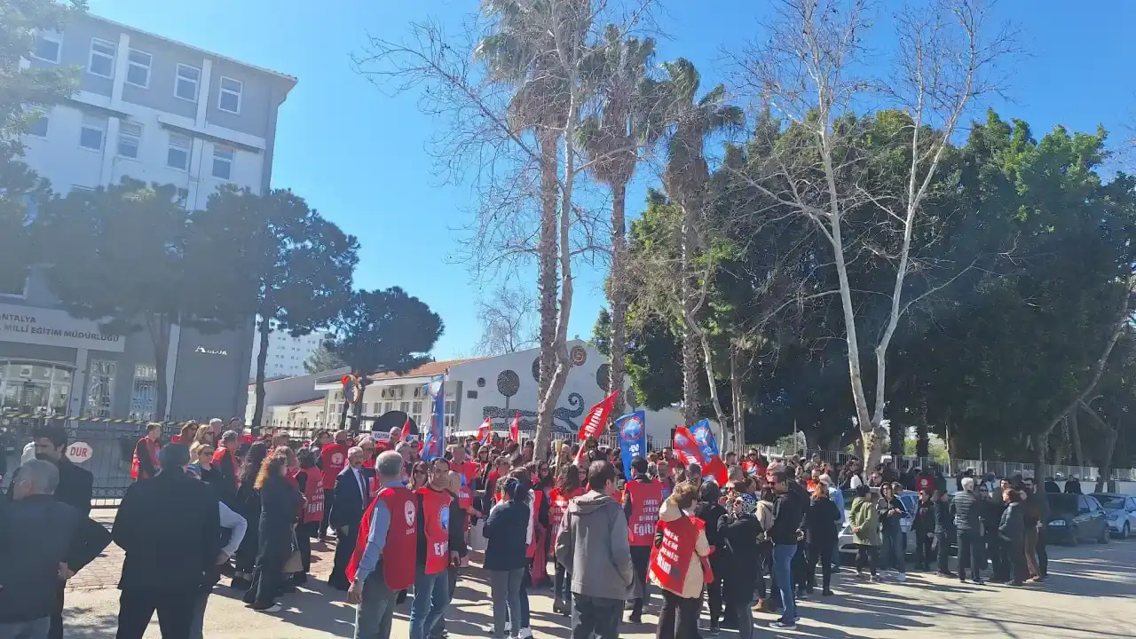 egitim-isten-antalya-milli-egitime-siyah-celenk-can-korkusuyla-calismak-istemiyoruz-4