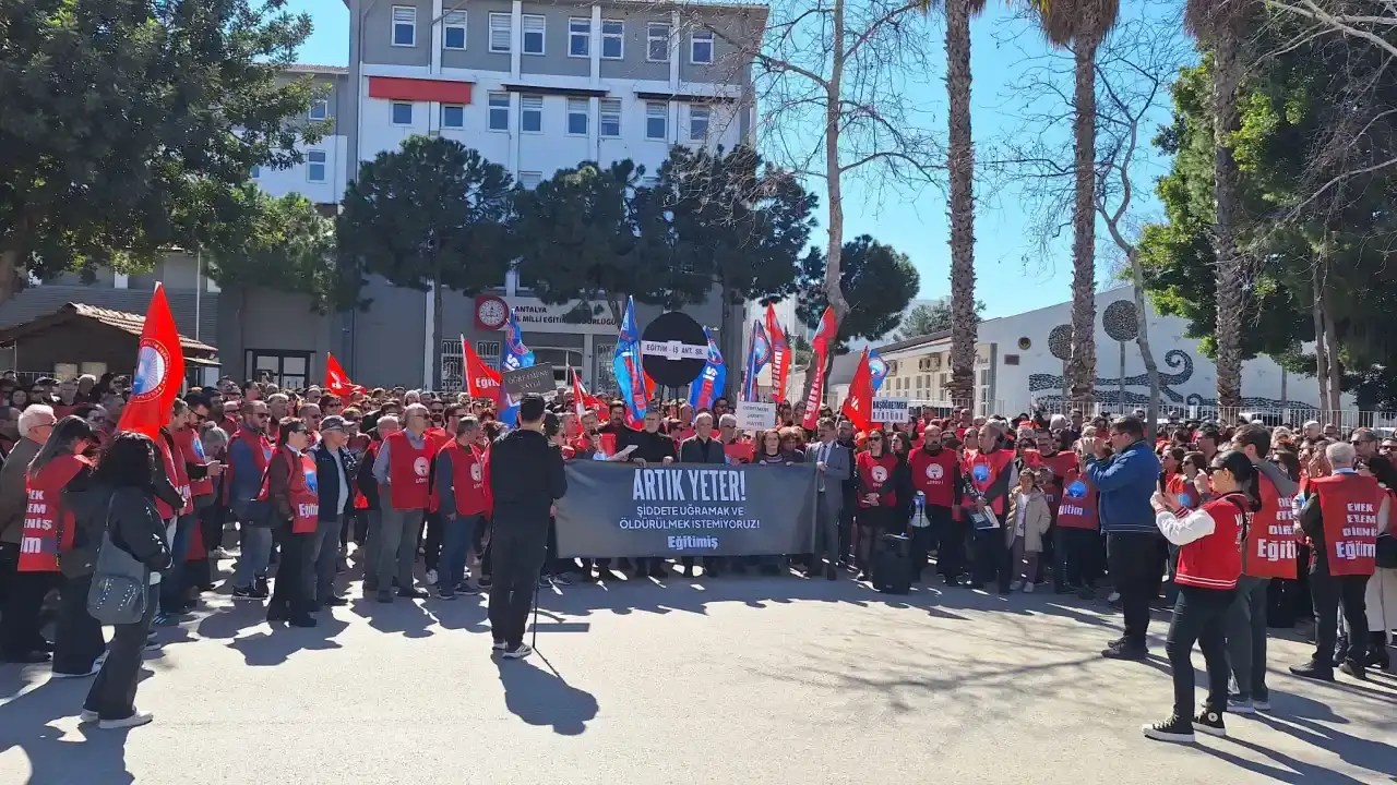 egitim-isten-antalya-milli-egitime-siyah-celenk-can-korkusuyla-calismak-istemiyoruz-4