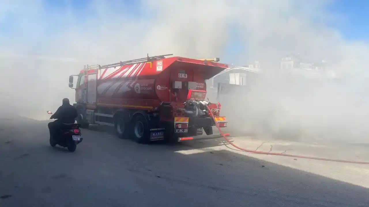 serik-sanayi-sitesinde-korkutan-yangin