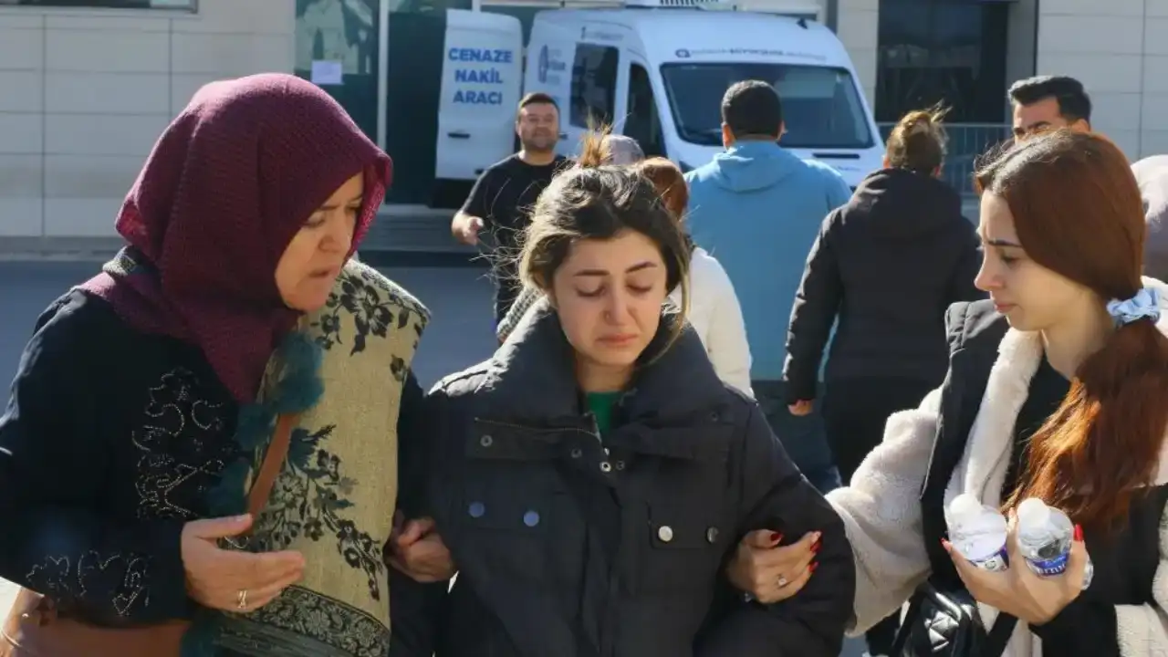 antalyada-6-cocugunun-annesi-olan-esini-olduren-sanik-beraatini-istedi