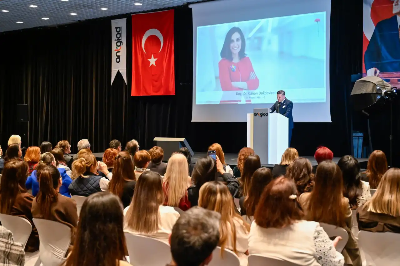 antalyada-konusan-futurist-ufuk-tarhan-biz-organik-calisan-son-insan-nesliyiz