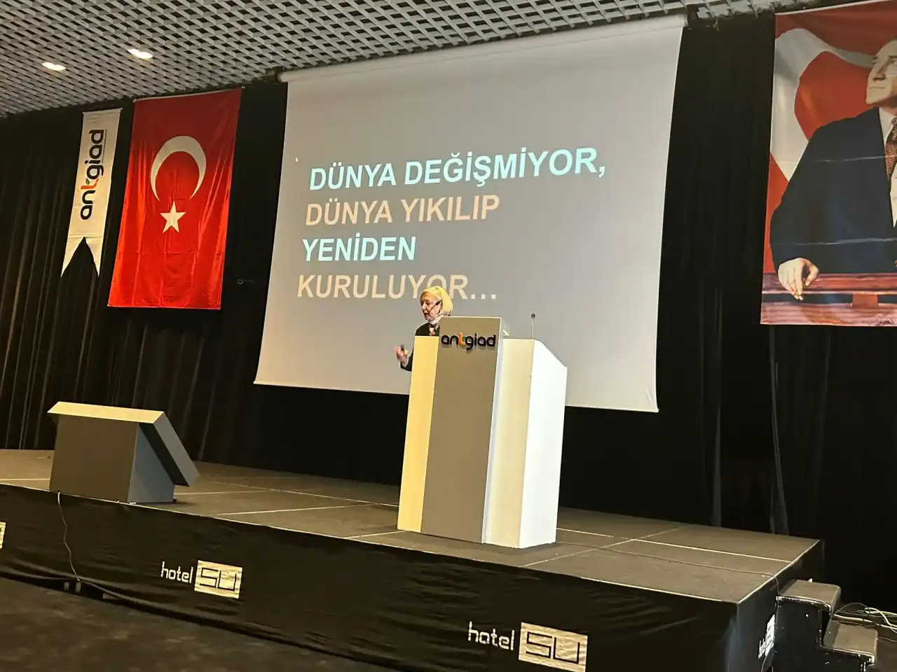 antalyada-konusan-futurist-ufuk-tarhan-biz-organik-calisan-son-insan-nesliyiz