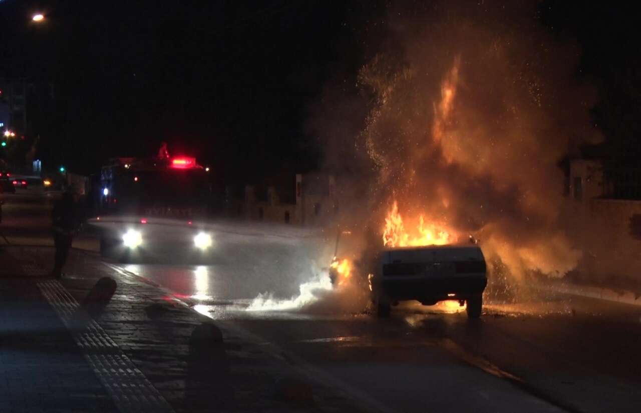 antalyada-seyir-halindeki-otomobil-alev-topuna-dondu