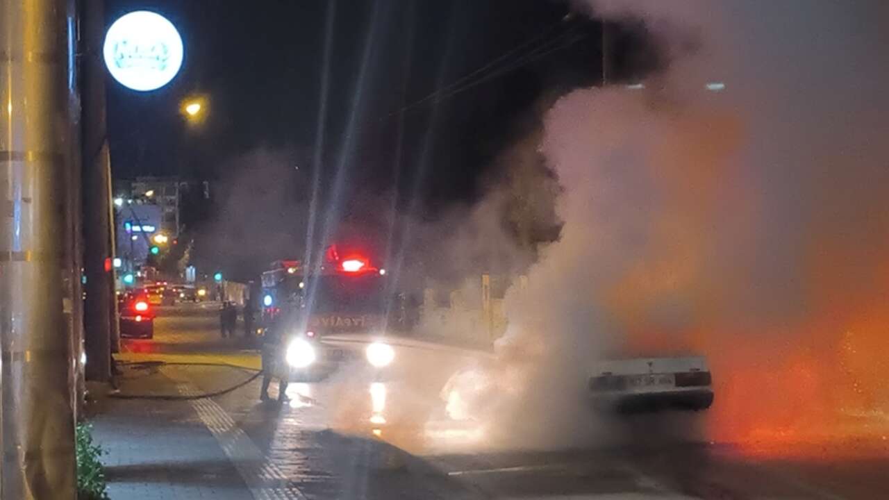 antalyada-seyir-halindeki-otomobil-alev-topuna-dondu