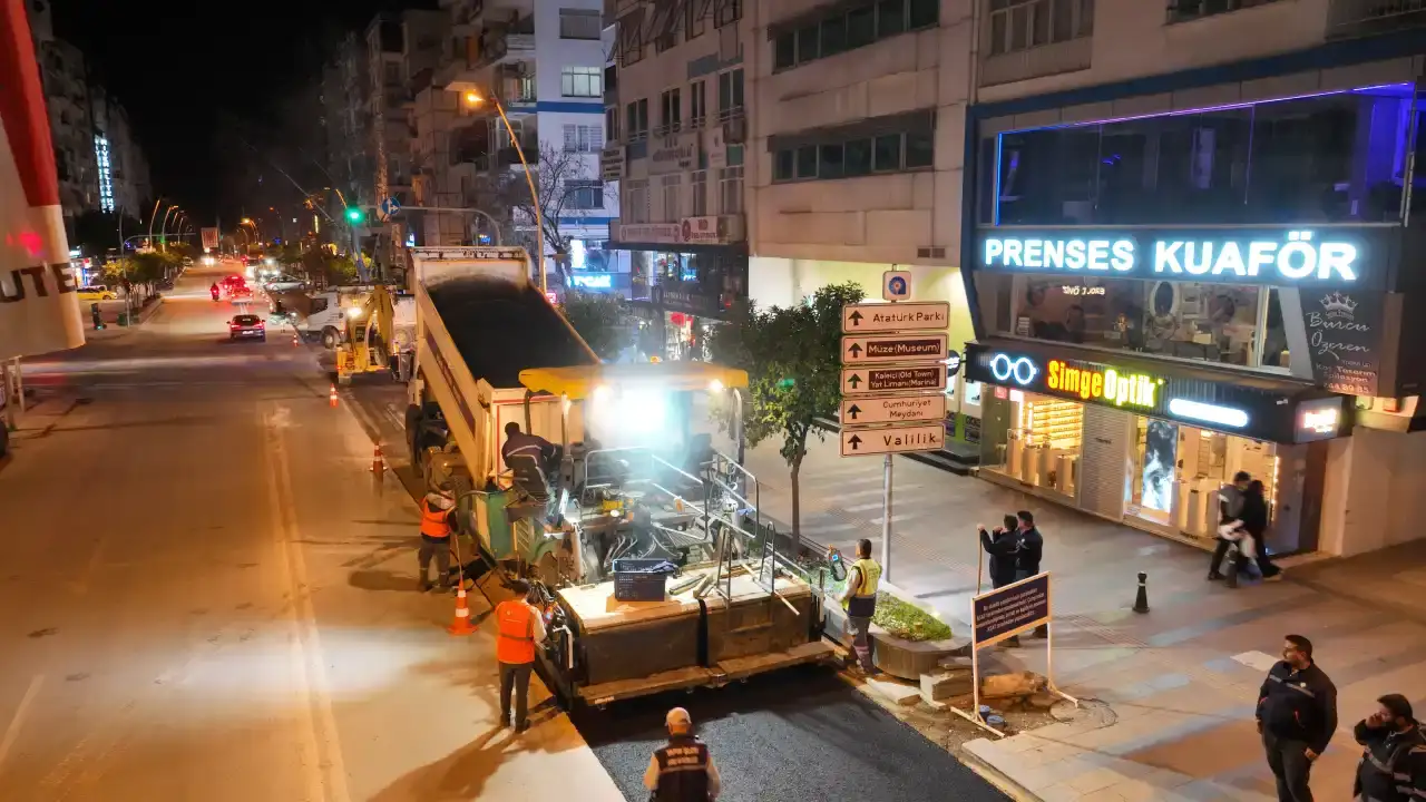 antalyanin-islek-caddesinde-gece-asfalt-mesaisi