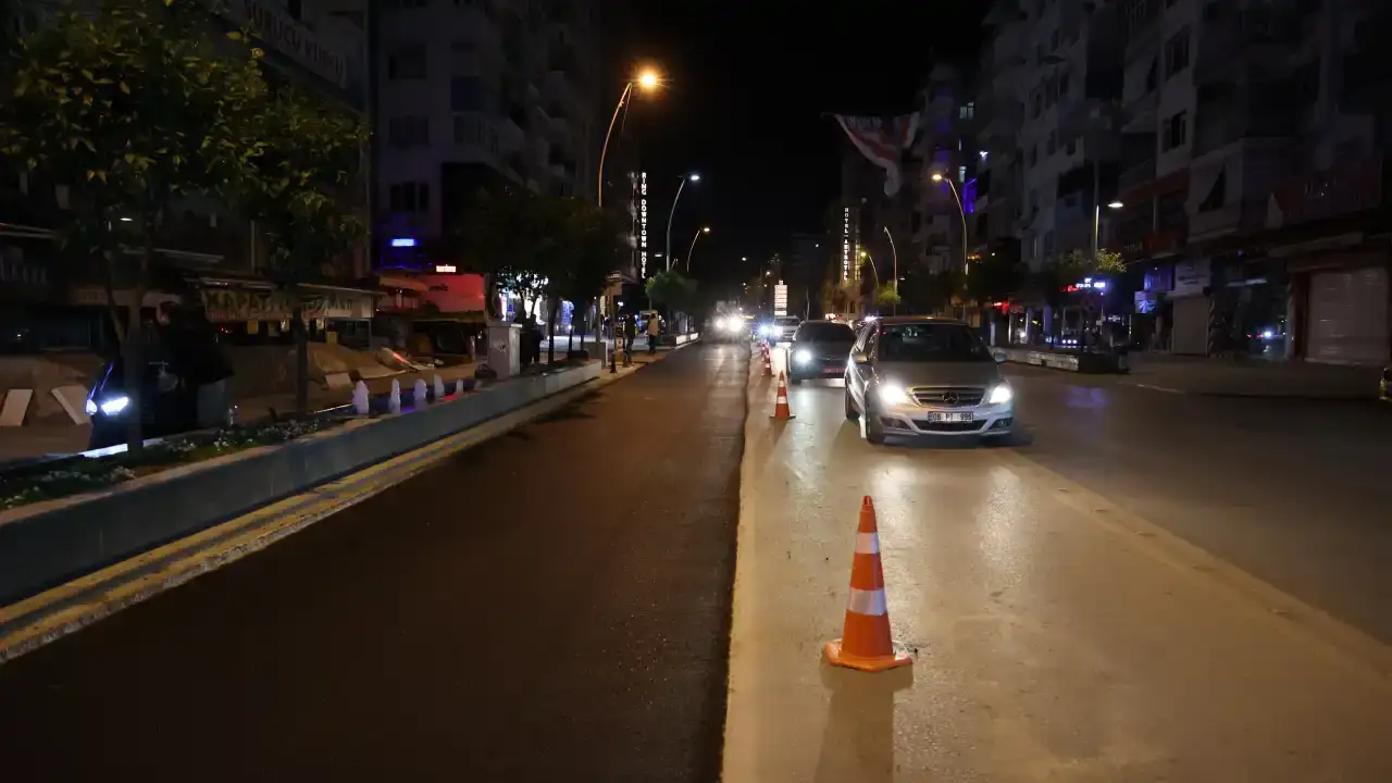 antalyanin-islek-caddesinde-gece-asfalt-mesaisi