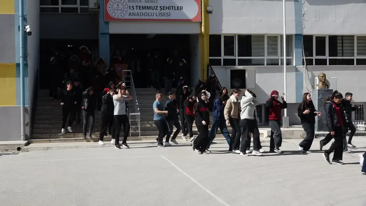 burdurda-lisede-nefes-kesen-7-siddetinde-deprem-tatbikati